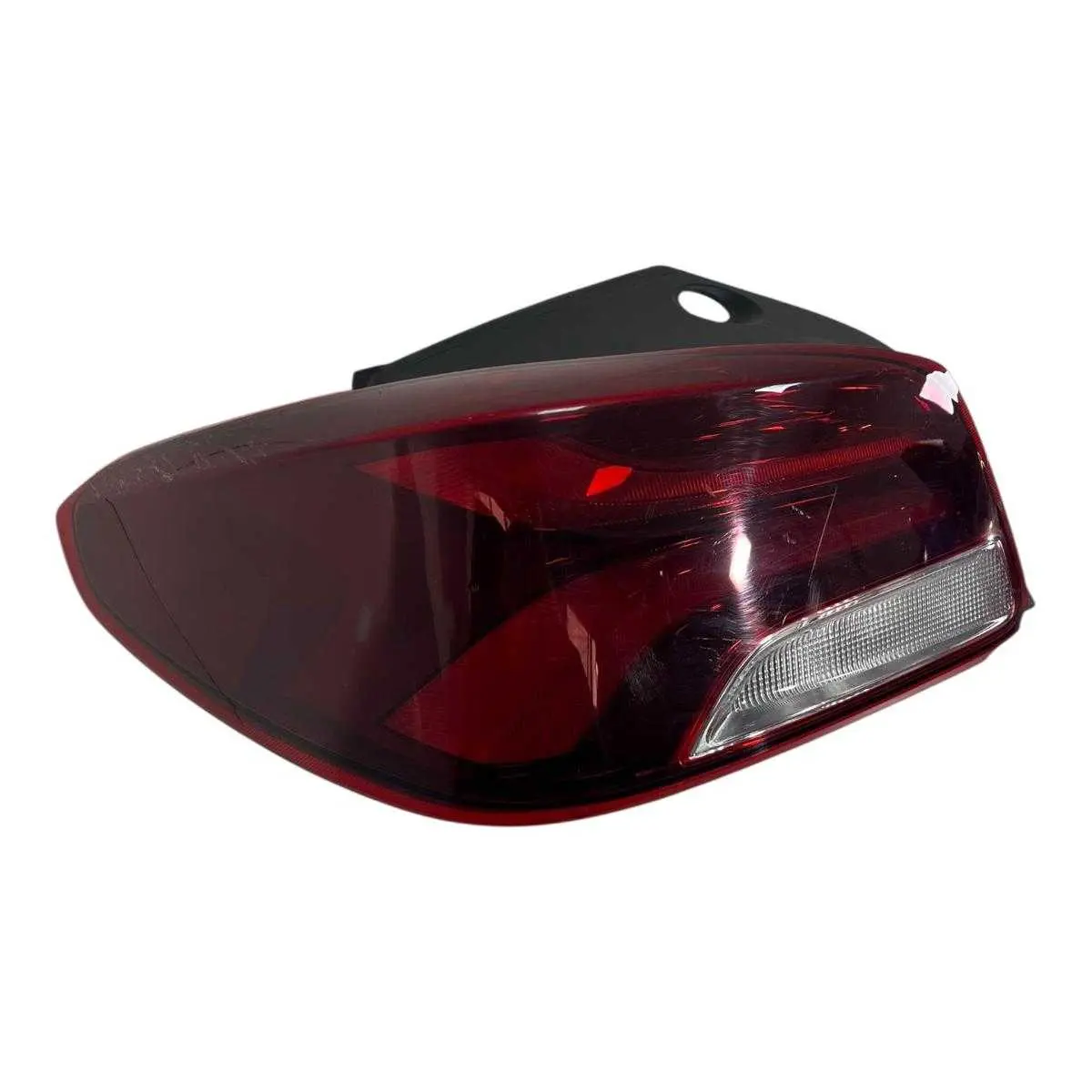 Lanterna Onix plus Hatch 2020/2024 esquerdo com risco fundo